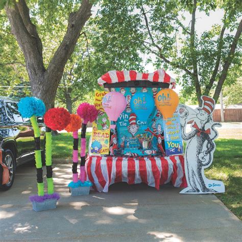 The Dr Seuss And Cat In The Hat Display Is Decorated With Balloons Pom