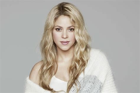 Shakira compartilha clipe de Acróstico tocando piano e cantando