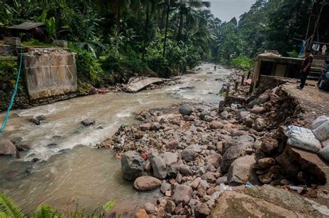 FOTO Sungai Cilaki Meluap Jembatan Antardesa Di Lebak Putus