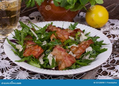 Tocino Asado A La Parrilla Con El Queso Parmesano Y El Arugula Foto De