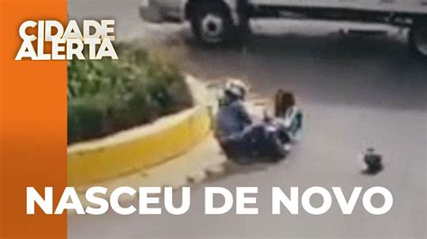 Carreta enrosca em fiação da rede elétrica e atinge pai e filha em moto