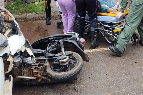 Casal em moto fica em estado grave após ser arrastado por carro no