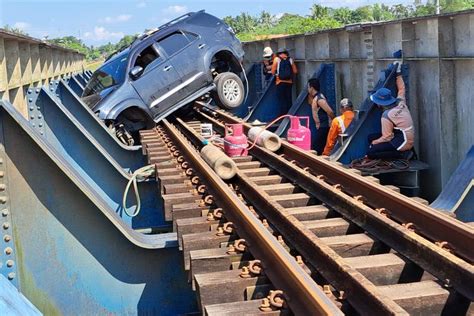 Foto Toyota Fortuner Masuk Jalur Rel Kereta Api Butuh Jam Evakuasi