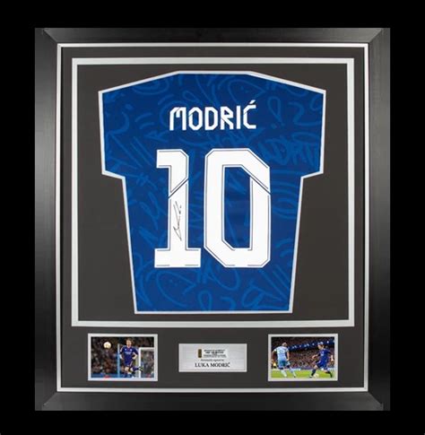 Maillot Real Madrid Ext Rieur Sign Par Luka Modric Et Encadr Lcs