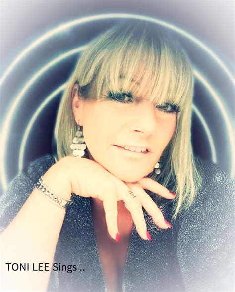 Toni Lee Sings