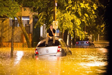 Chuva Provoca Alagamentos E Trava Tr Nsito Na Cidade De S O Paulo