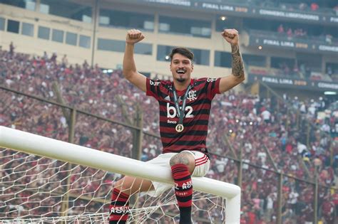 Flamengo rejeita oferta por zagueiro e já busca renovação de contrato