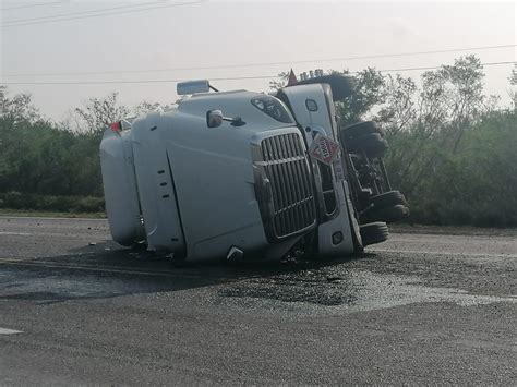 Tractocami N Cargado Con Material Peligroso Se Vuelca Cerca De Cruillas