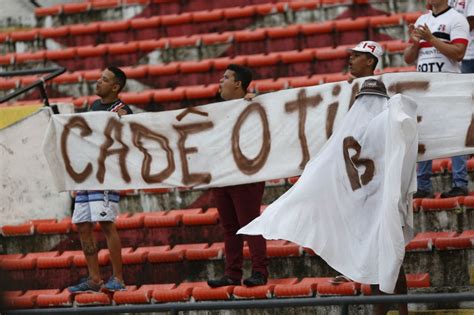 Torcida Tricolor Protesta Durante Treino Do Santa Cruz