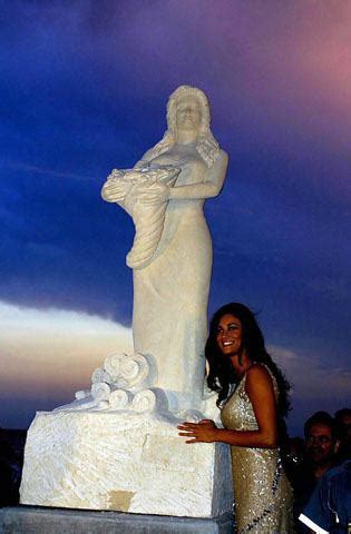 Porto Cesareo Rimossa La Statua Di Manuela Arcuri Latinapress