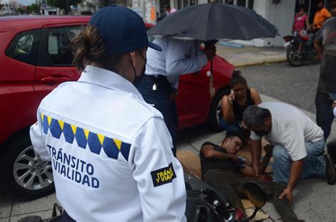 Choque entre vehículo particular y motocicleta deja un herido