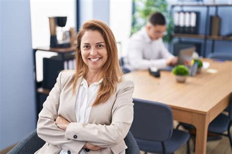 Hombres Y Mujeres Trabajadores De Negocios Sentados Con Los Brazos