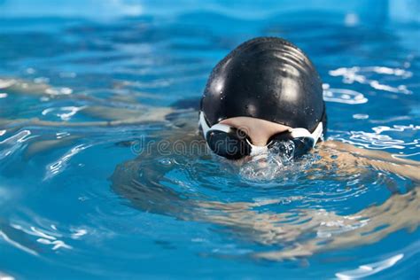 Junge Der In Der Vorschule Lernt In Einem Schwimmbecken Mit