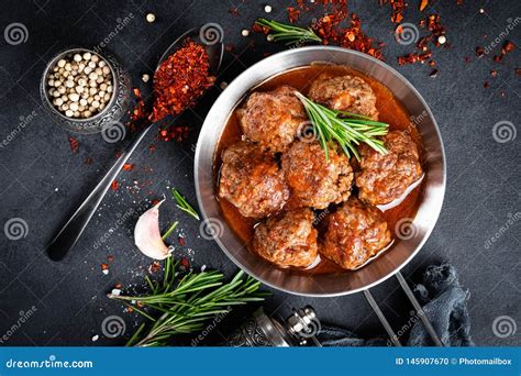 Alb Ndigas De La Carne De Vaca Con Las Especias En Salsa De Tomate Foto