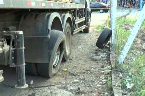 Borracheiro Morre Ap S Pneu De Caminh O Estourar Durante A Troca Em Go