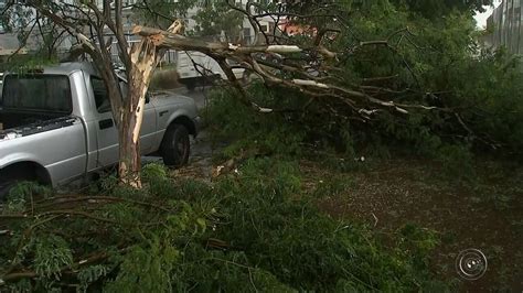 Chuva forte ventania e granizo provoca estragos na região de