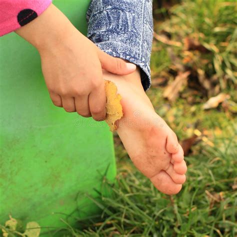 Pieds Nus D Une Petite Fille Photo Stock Image Du Pied Jupe