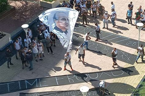 Torcida do Vasco realiza protestos no CT do clube e no escritório da