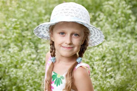 Fille Blonde Avec Du Charme Dans Un Chapeau Photo Stock Image Du Fillette Fleur 26147574