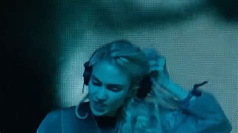 Grimes Freaks Out During Rough Coachella Set Blames Technical Problems