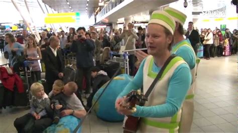 Start Meivakantie Met Entertainment Op Schiphol Youtube