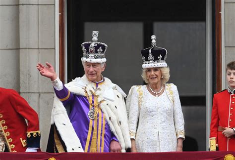 Photo La Famille Royale Britannique Salue La Foule Sur Le Balcon Du