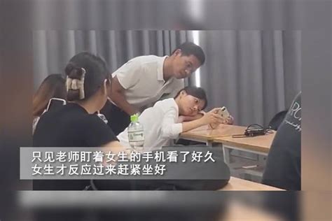 女生趴课桌上玩手机被老师发现，身后站半天毫无察觉，下一秒懵了