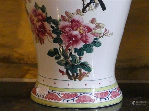 51BidLive CHINE Paire De Vases Balustres En Porcelaine