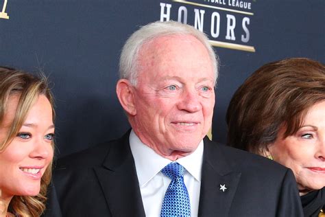 Dallas Cowboys Owner Won't Support Players Who Stay in the Locker Room ...