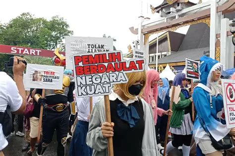 Gandeng Cosplayer Bawaslu Kalsel Edukasi Lewat Jalan Sehat Pameran