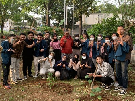 PEDULI LINGKUNGAN MAHASISWA KKN LAKUKAN PENGHIJAUAN DENGAN TANAMAN