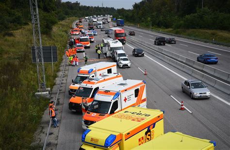 Schwerer Unfall Mit Sieben Fahrzeugen Auf Der A 5 Bei St Leon Rot