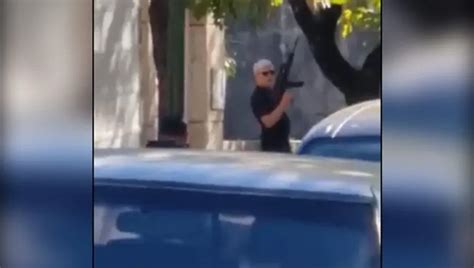 Un Hombre Sali A La Calle Con Una Carabina Y Dispar Contra Sus Vecinos