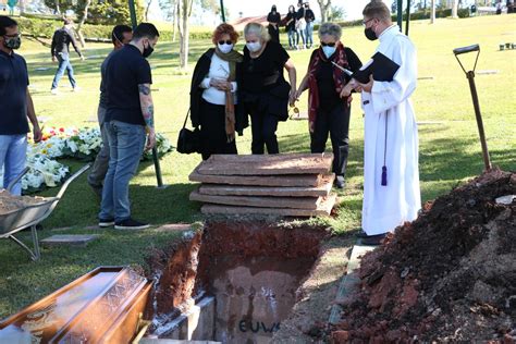 Corpo de Arnaldo Saccomani é enterrado em Embu das Artes SP