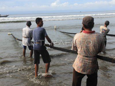 NELAYAN PUKAT DARAT TRADISIONAL ACEH BARAT ANTARA Foto