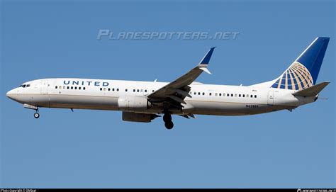 N62889 United Airlines Boeing 737 924ER WL Photo By OMGcat ID