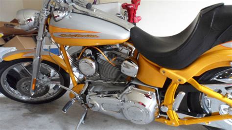 Limited Edition Screaming Eagle Softail Deuce 2004 Color Yellow