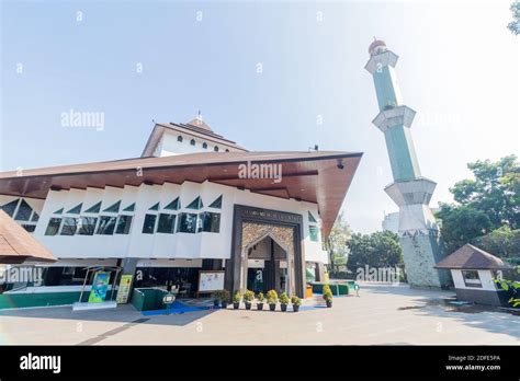 Masjid Agung Al Ukhuwwah Hi Res Stock Photography And Images Alamy