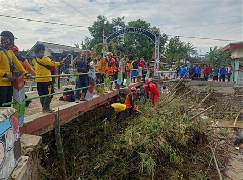 Pemkab Nganjuk Melalui Bpbd Evakuasi Penyumbatan Aliran Sungai Akibat