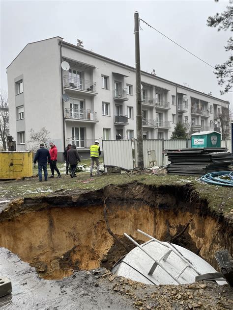 Do zapadliska w Trzebini wpadł nawet sprzęt do zasypywania zapadlisk