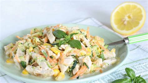 Salade de poulet aux légumes et au yaourt grec un plat gourmand sain