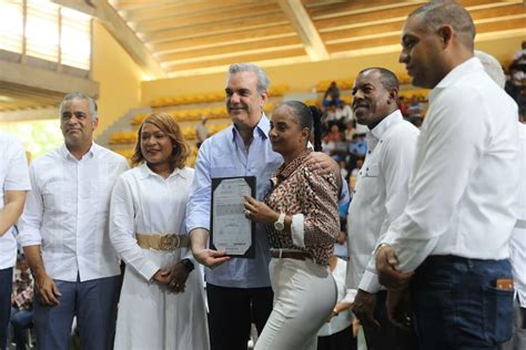 Abinader Entrega M S T Tulos De Propiedad En San Pedro De Macor S