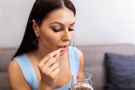 D Prim Femme En Portant Pilule Et Verre De L Eau Prise Anti Douleur