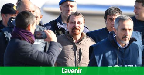 Lex Activiste Cesare Battisti De Retour En Italie Après 40 Ans De