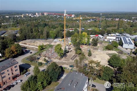 Żurawie na budowie dąbrowskiego TBS u przy ulicy Kwiatkowskiego