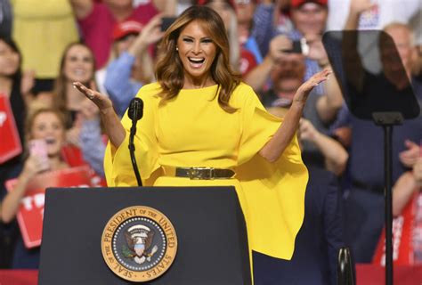 Photo La Première Dame Melania Trump Présente Son Mari Le Président