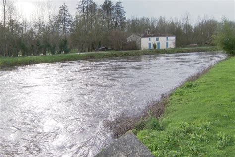 Certaines Rivi Res D Bordent Dans La Vienne Et Les Deux S Vres Alors