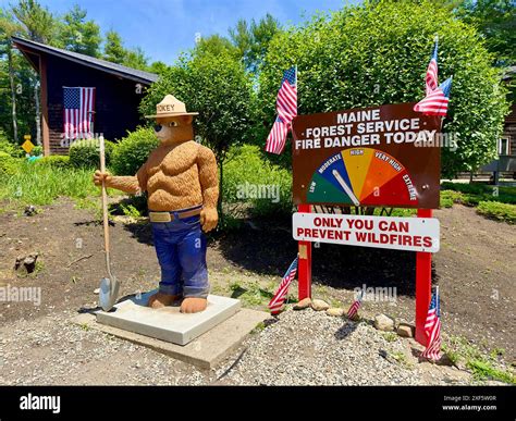 Welcome To Maine Visitor Center Sign Entrance Building Flag Flags Hi