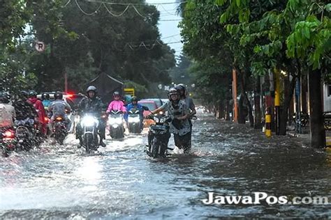 Drainase Tersumbat Sampah Jalanan Kota Mirip Sungai Radar Banyuwangi