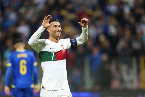 Cristiano Ronaldo Marca Dois Gols Sobre A B Snia Chega A Em E